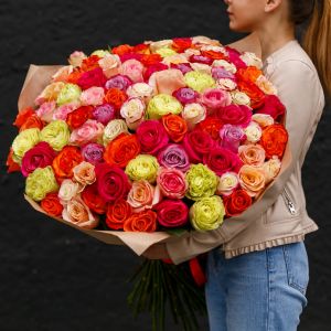 101 розы микс 60 см в упаковке