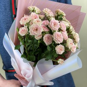 7 нежно-розовых кустовых роз в упаковке