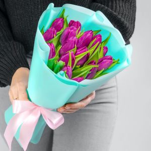  15 Фиолетовых Тюльпанов в упаковке
