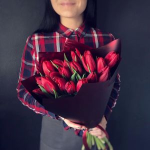 15 красных тюльпанов упаковке