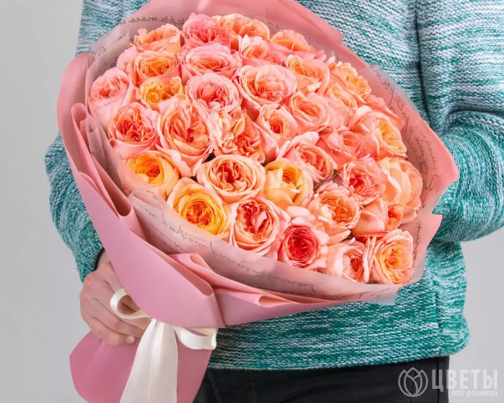 35 Пионовидных Розовых Роз (50 см.) в упаковке №1