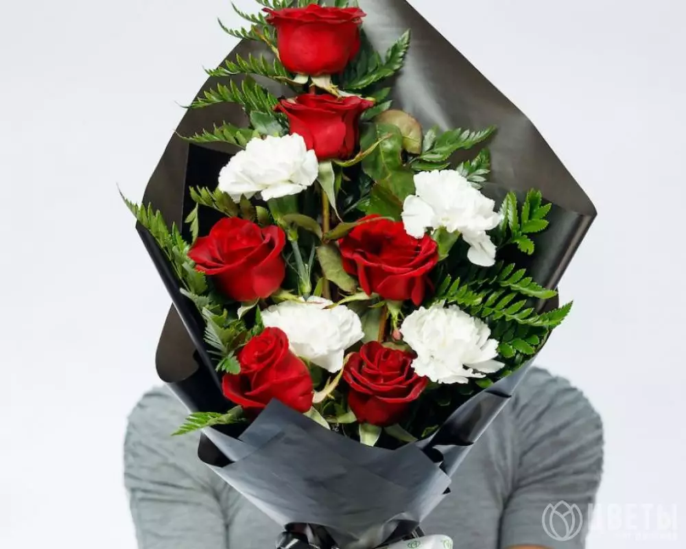 Траурный букет из красных роз и гвоздик с зеленью №2