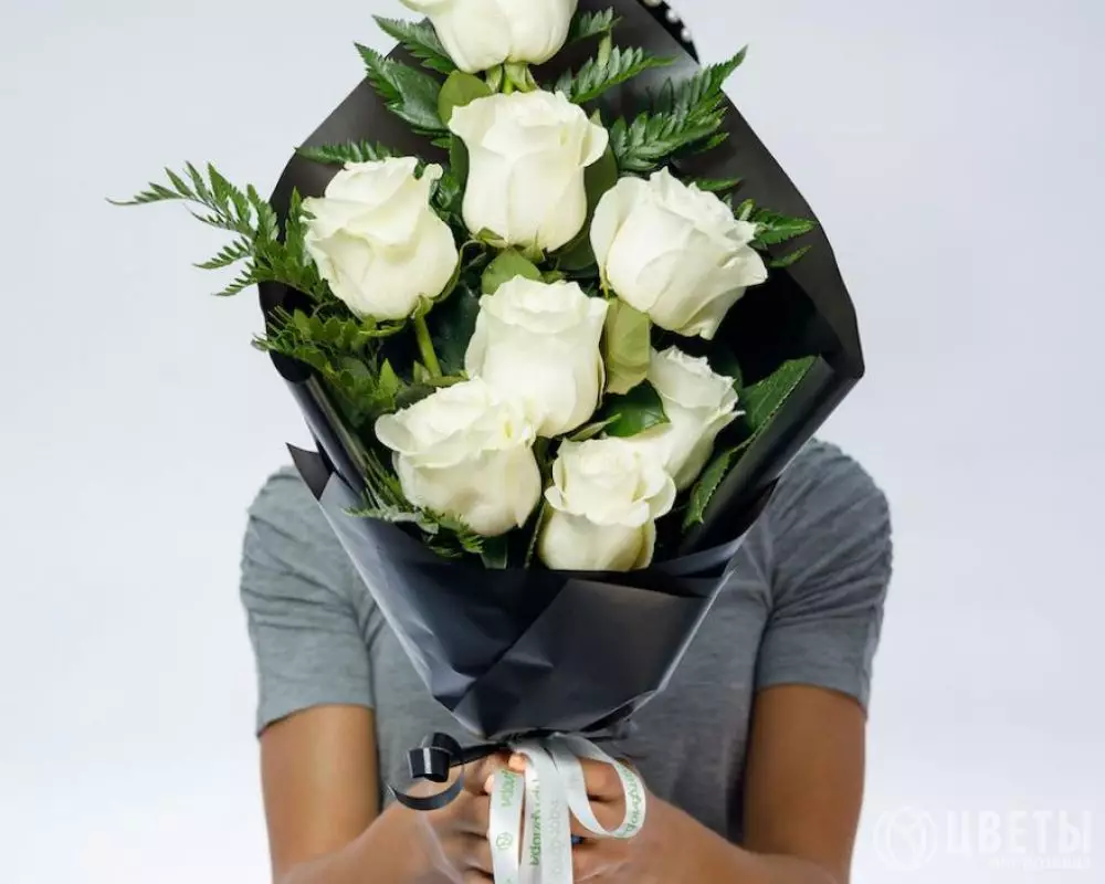 Траурный букет из 8 белых роз 60 см с зеленью №2