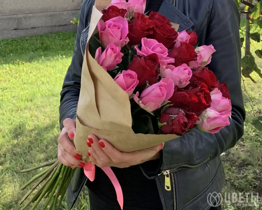 25 красных и розовых роз Кения 35-40 см в упаковке №4