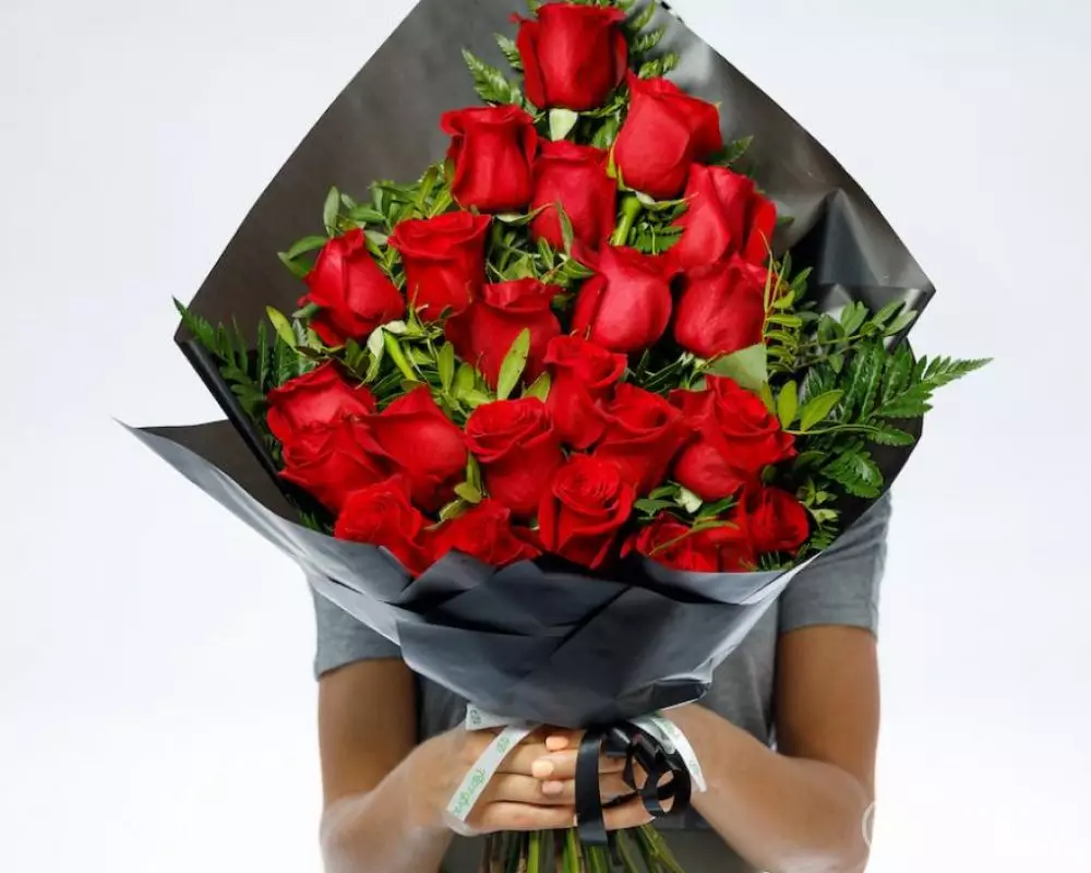 Траурный букет из 22 красных роз 60 см с зеленью №2
