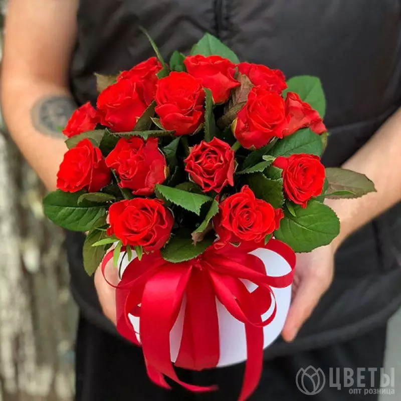 Букет 19 красных роз в шляпной коробке №1
