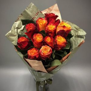 11 оранжевых роз Эквадор 50 см в упаковке