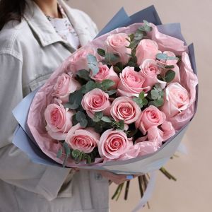 15 розовых роз 60 см с зеленью в упаковке