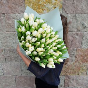 101 белый тюльпан в упаковке