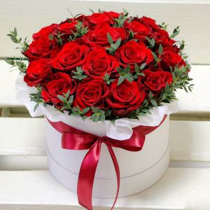 Букет 21 красная роза в шляпной коробке с зеленью
