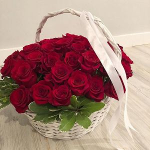 35 красных роз в корзине с зеленью