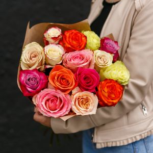 15 роз Эквадор микс 60 см в упаковке