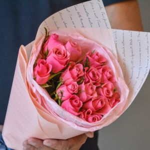 15 розовых роз Кения 35-40 см в упаковке