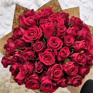 45 красных роз Кении 40 см в упаковке