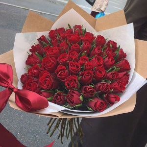 75 красных роз Кении 40 см в упаковке