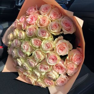 35 розовых роз Фрутетто 60 см в упаковке