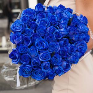 51 синей розы в упаковке