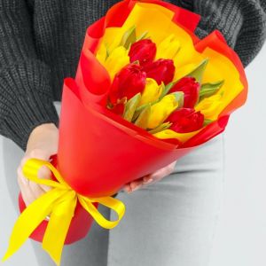 11 Красных и Желтых Тюльпанов