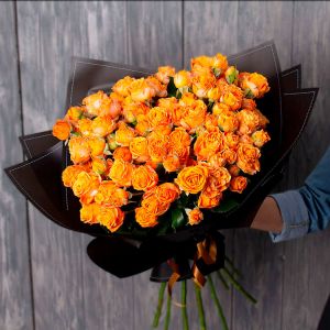 11 оранжевых кустовых роз в упаковке