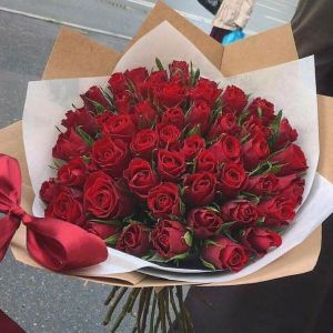 51 красных роз Кении 35-40 см в упаковке