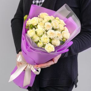 9 Кустовых Белых Роз (40 см.) в упаковке
