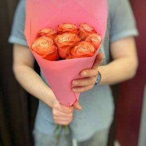 7 роз Кахала 60 см в упаковке