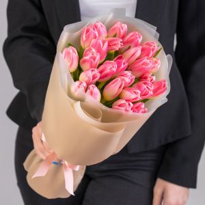 25 розовых тюльпанов в упаковке