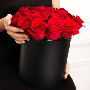 Букет 15 Красных Роз (50 см.) в шляпной коробке
