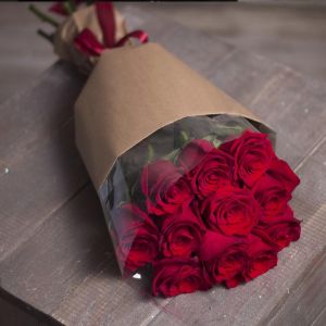 11 красных роз Эквадор 60 см в упаковке