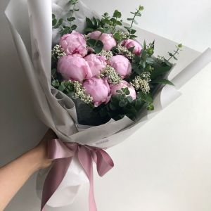 9 Розовых Пионов с зеленью в упаковке