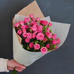 5 кустовых розовых роз в упаковке