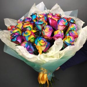 25 радужных роз в упаковке