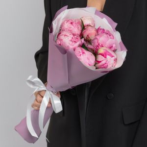 7 розовых пионов в упаковке