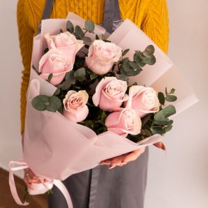 7 розовых роз 60 см с зеленью