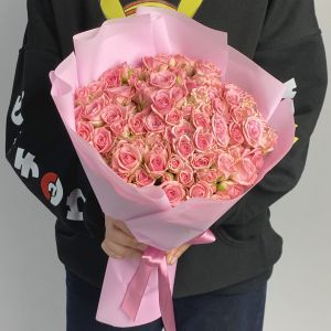 45 Кустовых Розовых Роз в упаковке