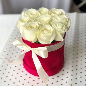Букет 9 Белых Роз (50 см.) в шляпной коробке