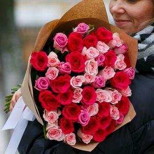 51 красной и розовой розы Кения 35-40 см в упаковке