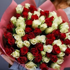 75 белых и красных роз Кения Премиум 40 см в упаковке