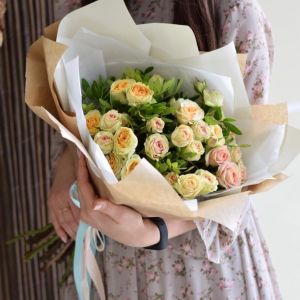 7 кустовых кремово-розовых роз с зеленью в упаковке
