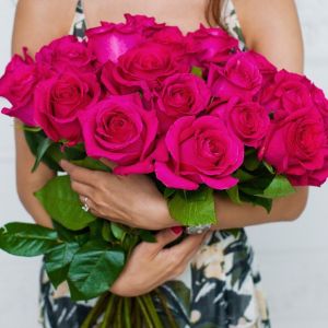 25 розовых роз Эквадор 60 см в упаковке