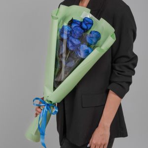 7 синих роз в упаковке
