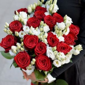 Букет &amp;quot;Белые Эустомы и Красные Розы&amp;quot;
