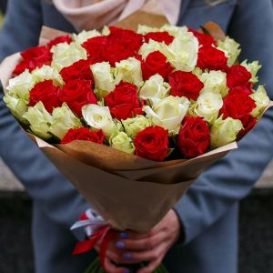 51 белых и красных роз Кения 35-40 см в упаковке