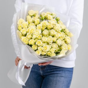 35 Кустовых Белых Роз (40 см.) в упаковке