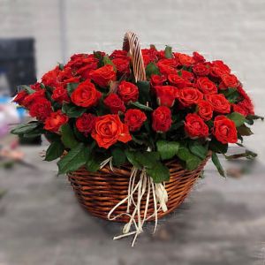 101 красной розы в корзине с зеленью