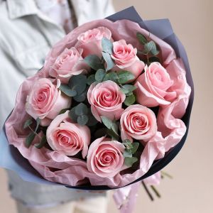 9 розовых роз Эквадор 60 см с зеленью в упаковке