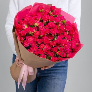  35 Кустовых Малиновых Роз в упаковке