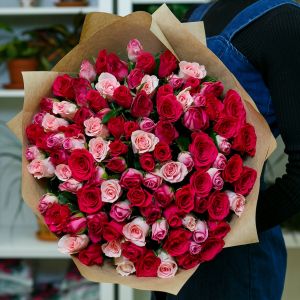 101 красной и розовой розы Кения 35-40 см в упаковке