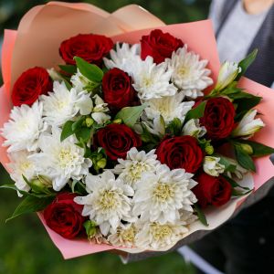 Букет из красных роз, кустовых хризантем, альстромерий в упаковке