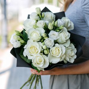 Букет из белых роз и лизиантуса